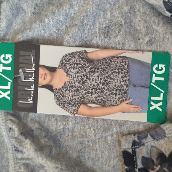 XL: Nicole Miller Floral Short Sleeve Shirt. - Picture 8 of 9